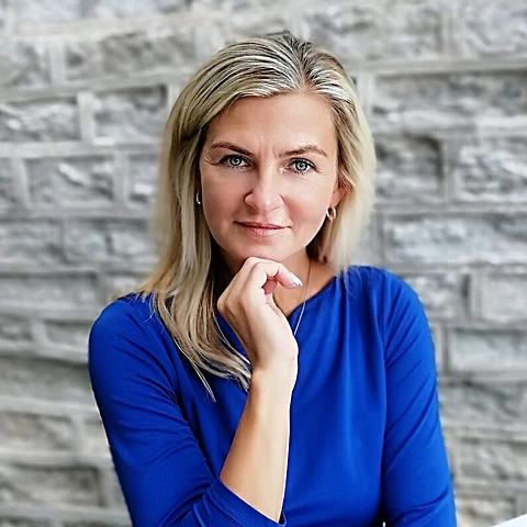 Janne Kants naeratab, käsi lõua all